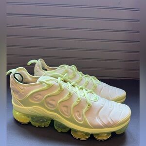 Nike Air Vapormax Plus Athletic Lace Up Shoe Womens Size 9.5 Green